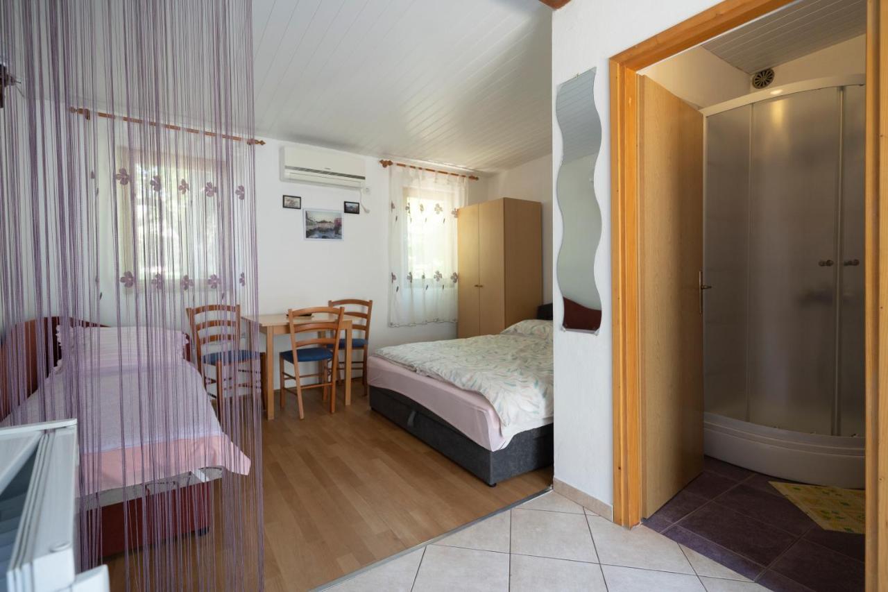 Studio Apartman Ema Горни Карин Екстериор снимка