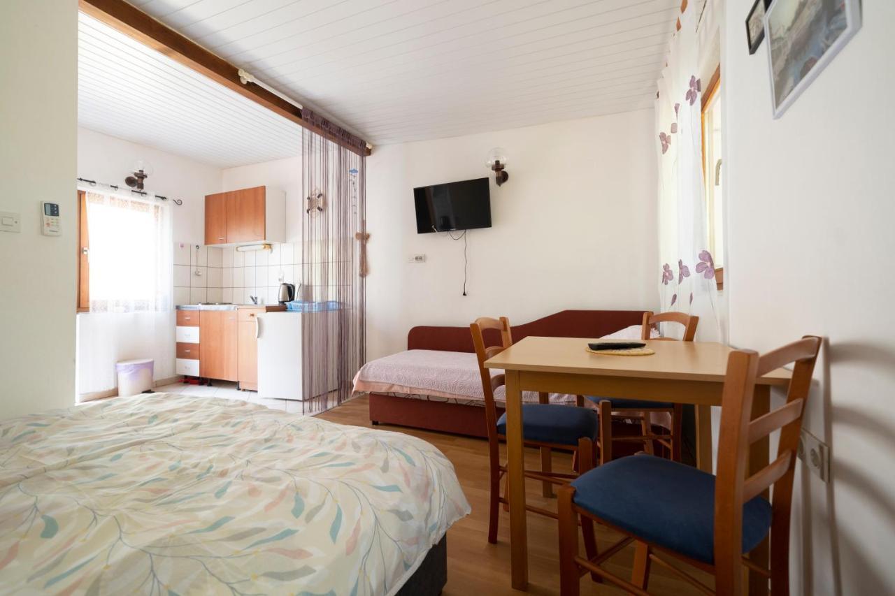 Studio Apartman Ema Горни Карин Екстериор снимка
