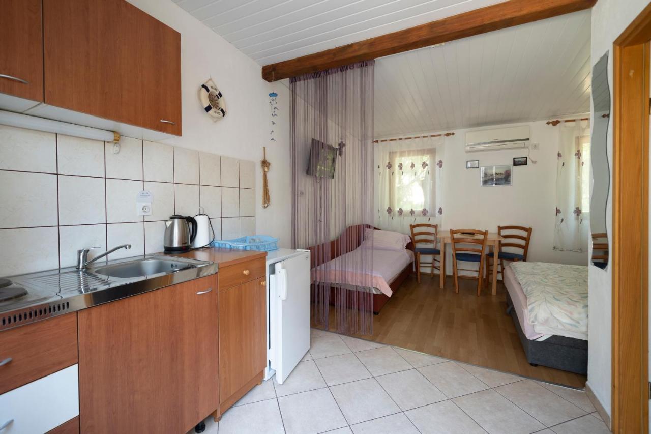 Studio Apartman Ema Горни Карин Екстериор снимка